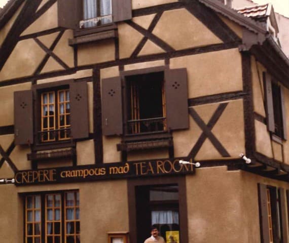 Photo ancienne de la façade à colombages de la crêperie, avec l'enseigne « Crêperie Crampous Mad Tea Room »