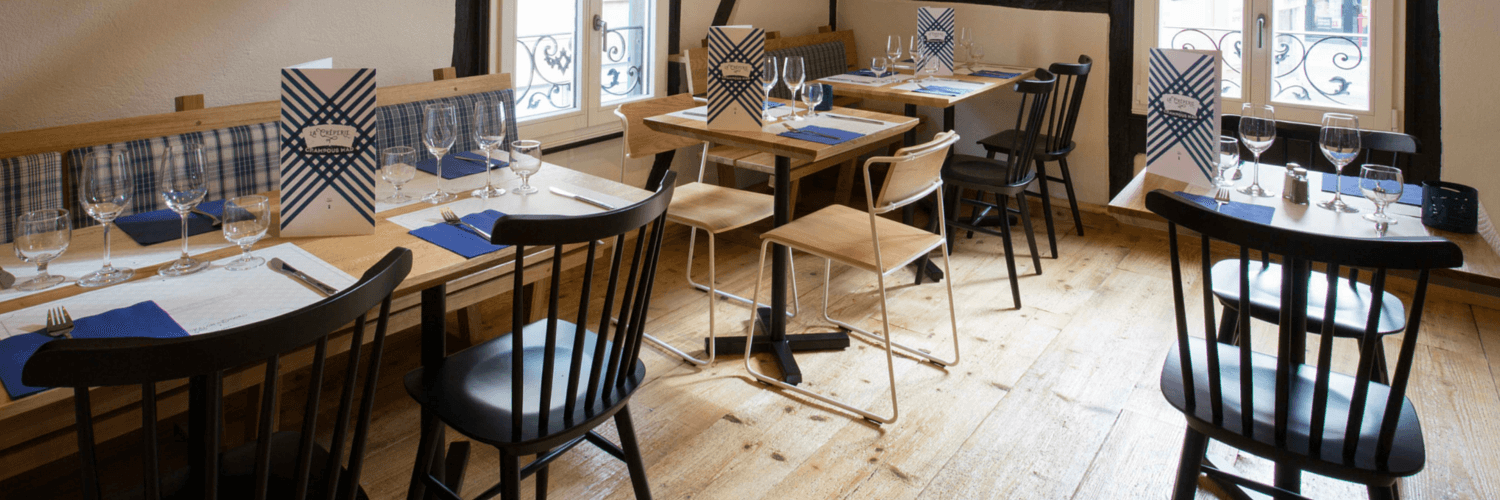 La salle lumineuse de la crêperie Crampous Mad, parquet et chaises en bois