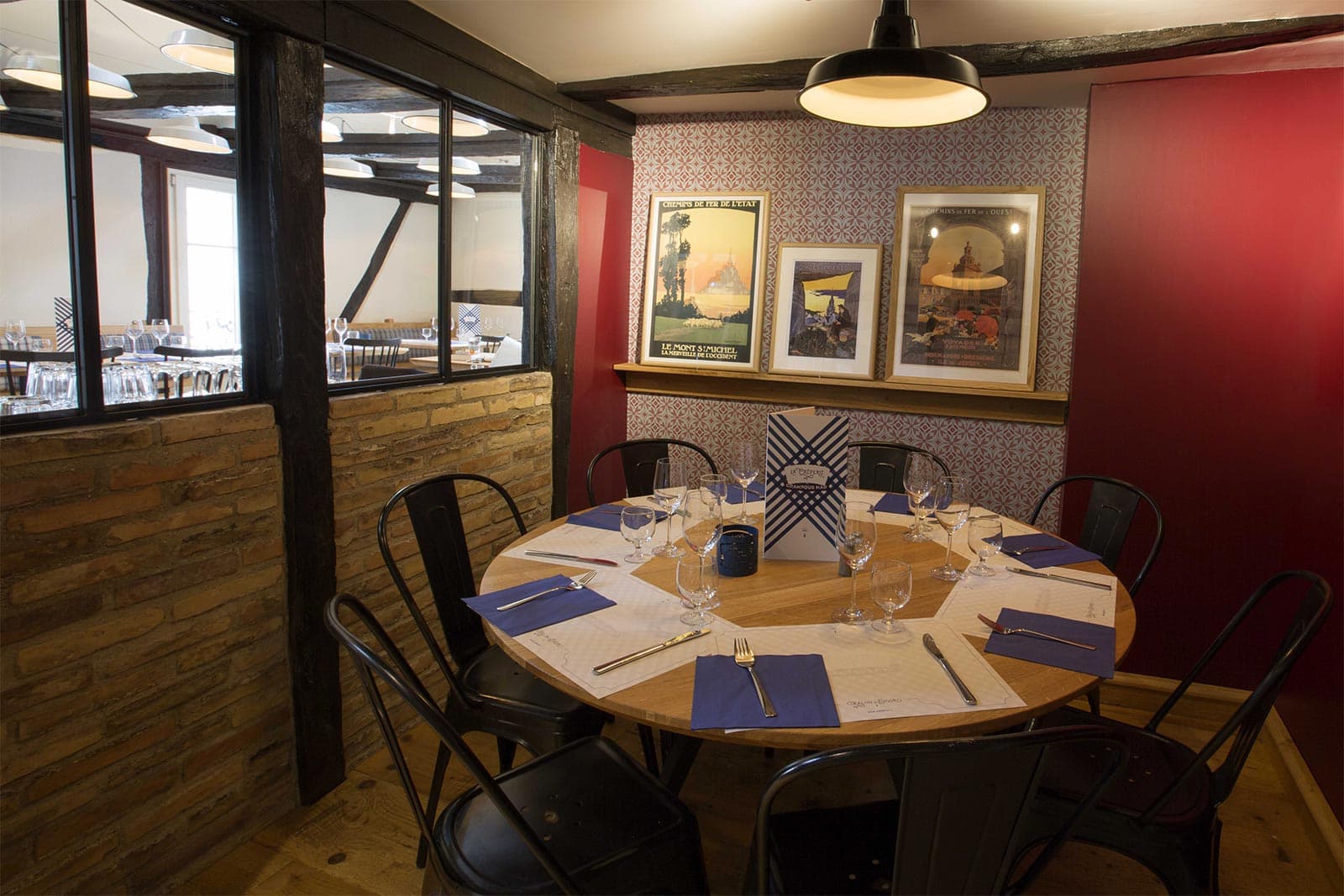 Une table ronde dressée pour un groupe à la crêperie Crampous Mad